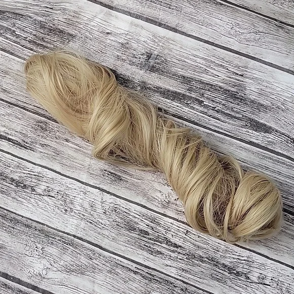 Medium Blonde Claw Clip Ponytail Wig - Picture 7 of 7